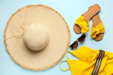 Renkli arka planda kadın plaj aksesuarları olan kompozisyon