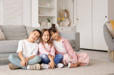 Evdeki halının üzerinde oturan sevimli küçük arkadaşlar.