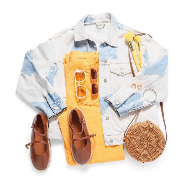 Beyaz arka planda aksesuarları ve makyaj fırçaları olan şık bir kadın bahar elbisesi.