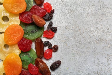 Gri arka planda farklı şekerli meyveler