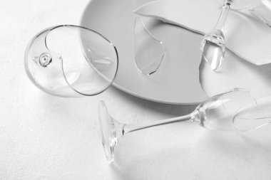 Işık arkaplanındaki kırık bardak ve tabakların yakın görüntüsü