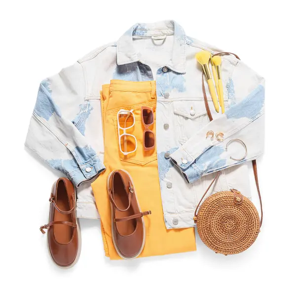 Beyaz arka planda aksesuarları ve makyaj fırçaları olan şık bir kadın bahar elbisesi.