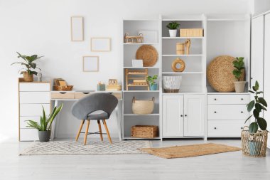 Dolabı, işyeri ve bitkileri olan aydınlatma odasının içi