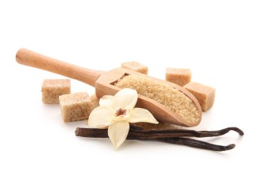 Beyaz arkaplanda bir top tatlı vanilya şekeri