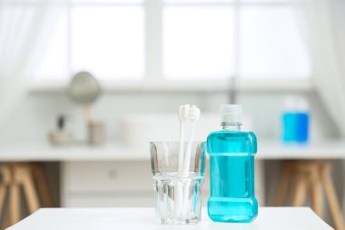 Diş fırçasının tutacağı. Banyodaki masada ağız durulaması.