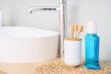 Diş fırçasının tutacağı. Banyoda lavabonun yanında durulanıyor.