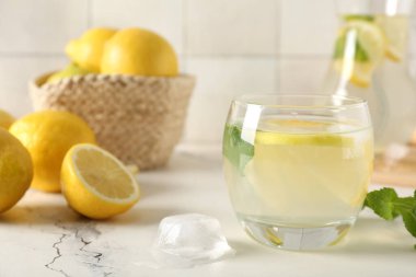 Nane ve limonlu bir bardak taze limonata, yakın plan.