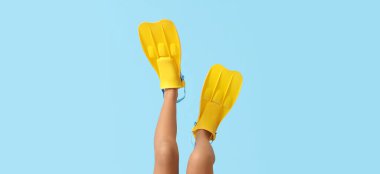 Mavi arka planda paletli kız bacakları, yakın plan.