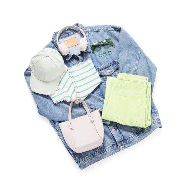 Beyaz arka planda aksesuarları ve kulaklıkları olan şık bir kadın bahar kıyafeti.