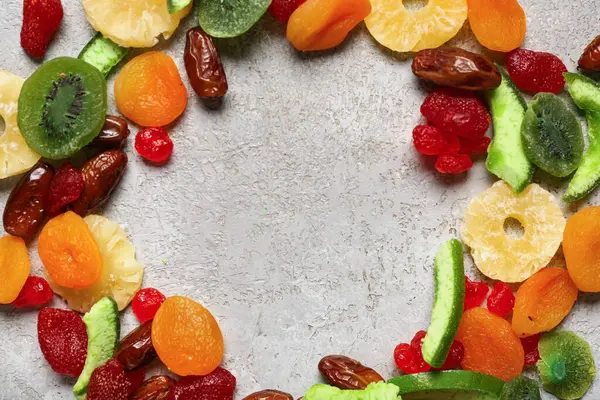 Gri arkaplanda farklı meyvelerden yapılmış çerçeve
