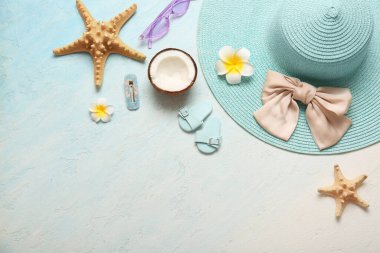 Mavi grunge arka planda hindistan cevizi, deniz yıldızı ve plaj aksesuarları kompozisyonu