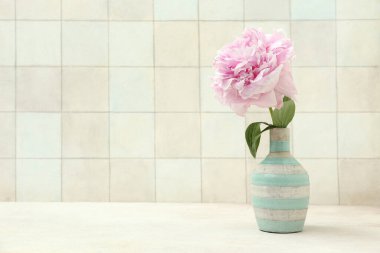 Beyaz masadaki güzel şakayık çiçekli vazo.