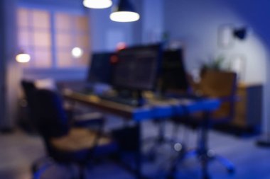 İşyeri ve gece lambaları ile programcının ofisinin bulanık görüntüsü