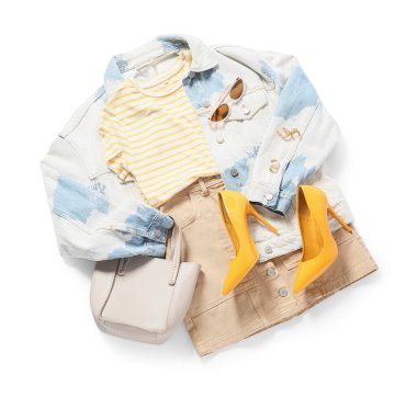 Beyaz arka planda aksesuarları olan şık bir kadın bahar elbisesi.