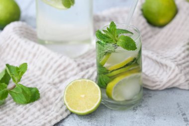 Bir bardak taze mojito kokteyli. Limonlu ve nane arkaplanlı. Yakın plan.
