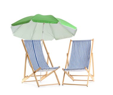 Yeşil plaj şemsiyeli çizgili sandalyeler beyaz arka planda izole edilmiş.