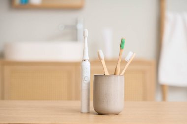 Banyodaki masanın üzerinde elektrikli diş fırçası olan fırça tutacağı.