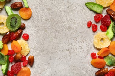 Gri arka planda farklı şekerli meyveler