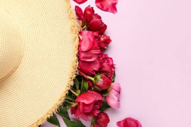 Güzel şakayık çiçekleri ve leylak arka planda hasır şapka