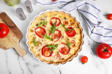 Beyaz arka planda roka yapraklı lezzetli domates tartı.