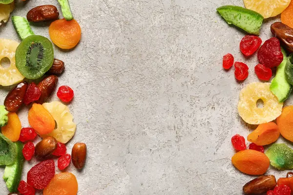 Gri arka planda farklı şekerli meyveler
