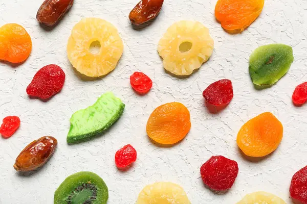 Beyaz arka planda farklı şekerli meyveler