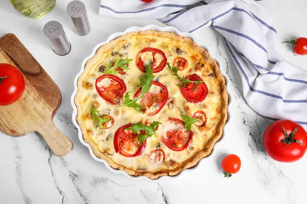 Beyaz arka planda roka yapraklı lezzetli domates tartı.