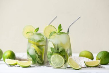 Taze mojito kokteyli, limonlu ve nane şekerli.