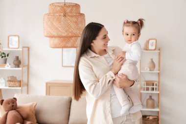 Onun bebek evde tutan anne