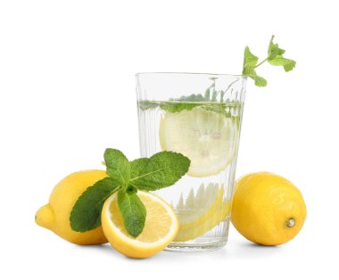 Bir bardak taze limonata, naneli ve beyaz arka planda limonlu.