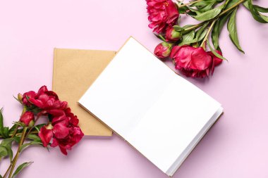 Boş sayfaları ve leylak arkaplanda güzel şakayık çiçekleri olan bir kitap.