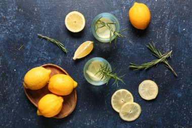 Mavi arka planda biberiyeli ve limonlu taze limonata.