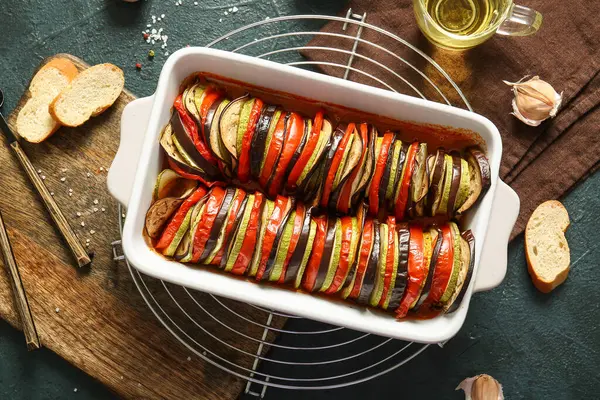 Siyah arka planda lezzetli Ratatouille yemeği.