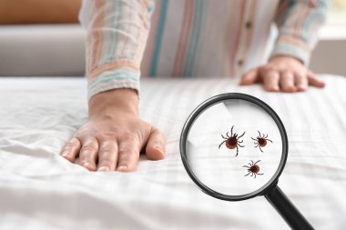 Genç bir kadın hafif yatak odasında yatak yapıyor, yakın plan.