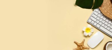 Bej arkaplan üzerinde bilgisayar klavyesi ve fare ile yaz kompozisyonu ve metin için boşluk