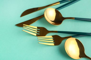 Yeşil arkaplanda şık çatal bıçak takımı