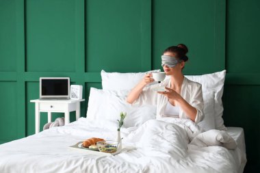 Yatak odasında bir fincan kahveyle genç bir kadının sabahı.