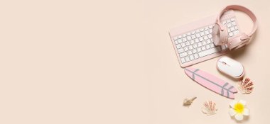 Pembe arkaplan üzerinde bilgisayar klavyesi, kulaklık, fare ve mini sörf tahtası ile yaz kompozisyonu