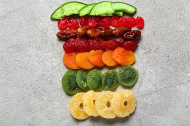 Gri arka planda farklı şekerli meyveler