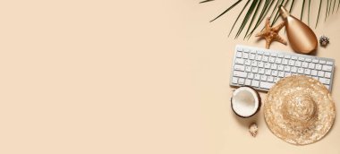 Yazlık kompozisyonu bilgisayar klavyesi, plaj şapkası ve bej arka planda güneş kremi ile metin için boşluk