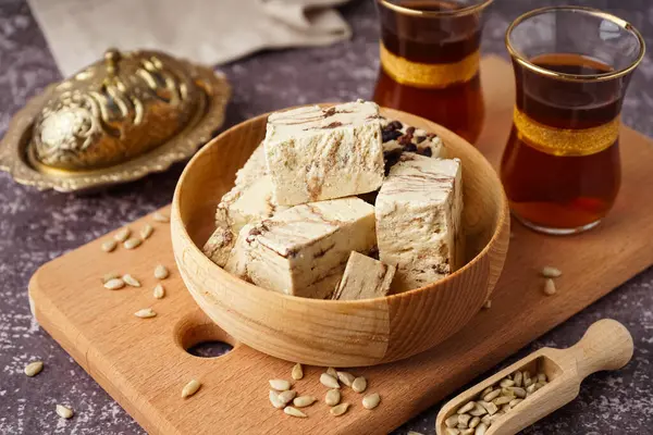 Arkaplanda lezzetli mermer helva parçaları olan bir kase.