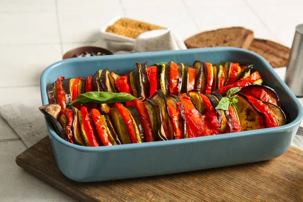 Beyaz fayanslı lezzetli Ratatouille yemeği.