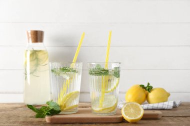 Bardaklar ve bir şişe taze limonata.