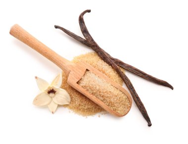 Beyaz arka planda bir kepçe tatlı vanilya şekeri.