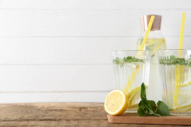 Tahta masada naneli taze limonata bardakları.