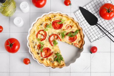 Beyaz fayanslı roka yapraklı lezzetli domates tartı.