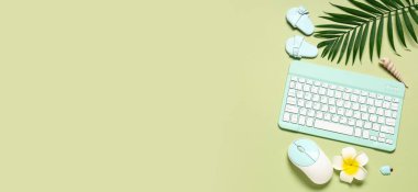 Yeşil zemin üzerinde bilgisayar klavyesi ve fare ile yaz kompozisyonu