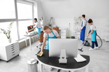 Temizlikçi kadın ve ekibi ofiste.