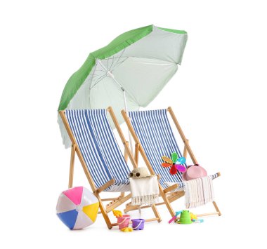 Yeşil plaj şemsiyeli çizgili güverte sandalyeleri ve beyaz arka planda izole edilmiş seyahat aksesuarları.