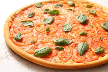 Beyaz arka planda lezzetli pizza margaritası.